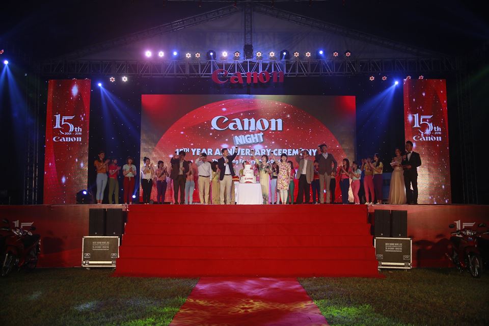 Ban lãnh đạo Công ty cùng nâng ly chúc mừng sinh nhật Canon 15 năm tuổi