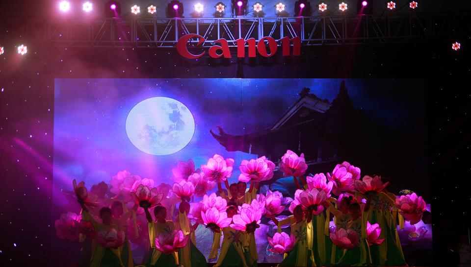 Cũng là những cô gái với màn múa sen nhẹ nhàng và uyển chuyển